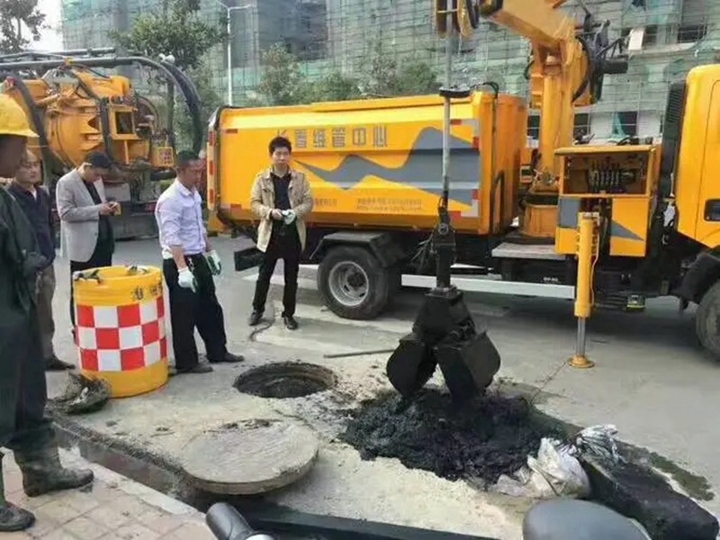 辉县街道：网格员化身“清道夫”，为民解忧疏通“堵心”化粪池