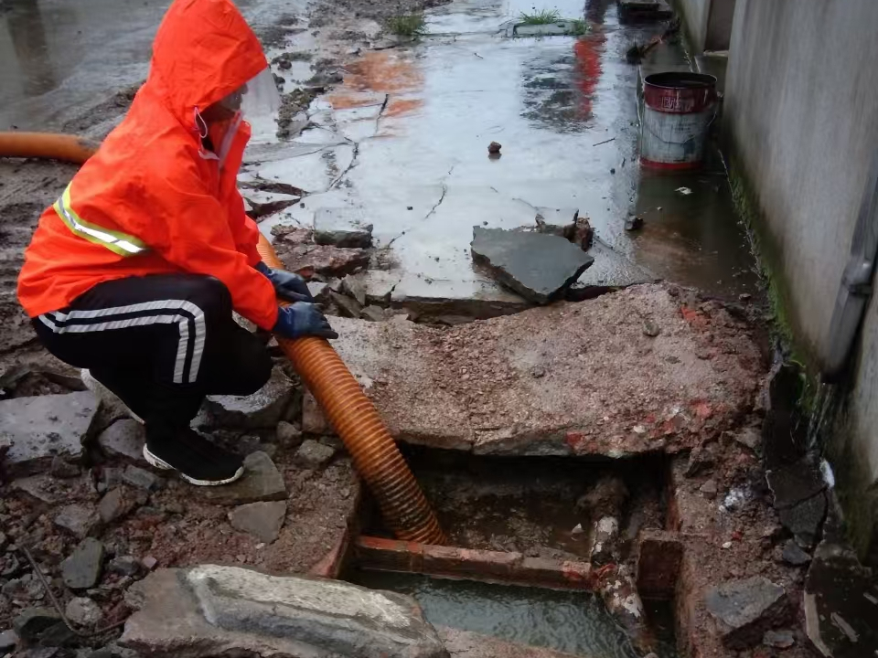 辉县专业清理污水池 炜誉市政以规范流程守护城市 “肠道”