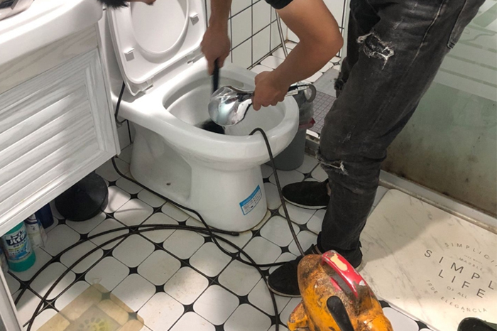 辉县马桶堵塞自己疏通还是找师傅？专业上门服务让你省时更省心
