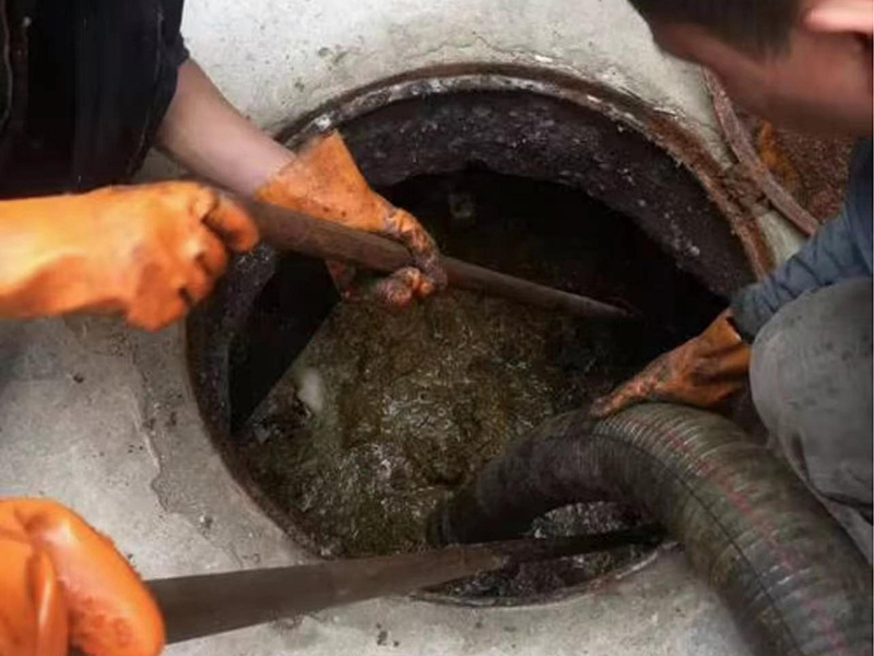 辉县清理化粪池时如何避免沼气的危害？